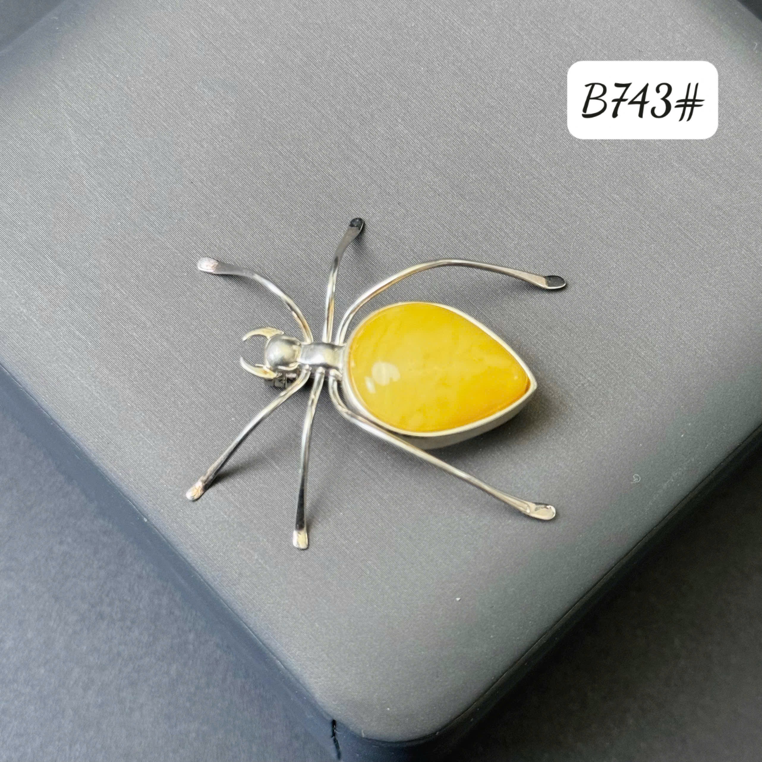 Cài áo Nhện vàng bơ B743
