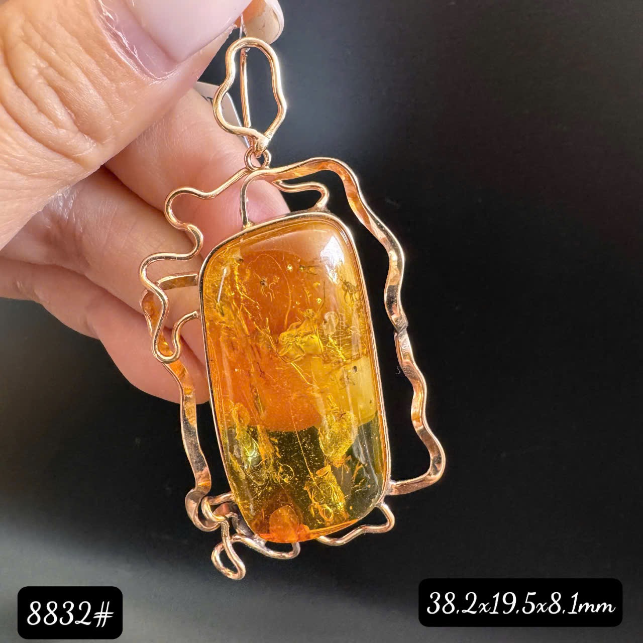 Mặt dây côn trùng 8832