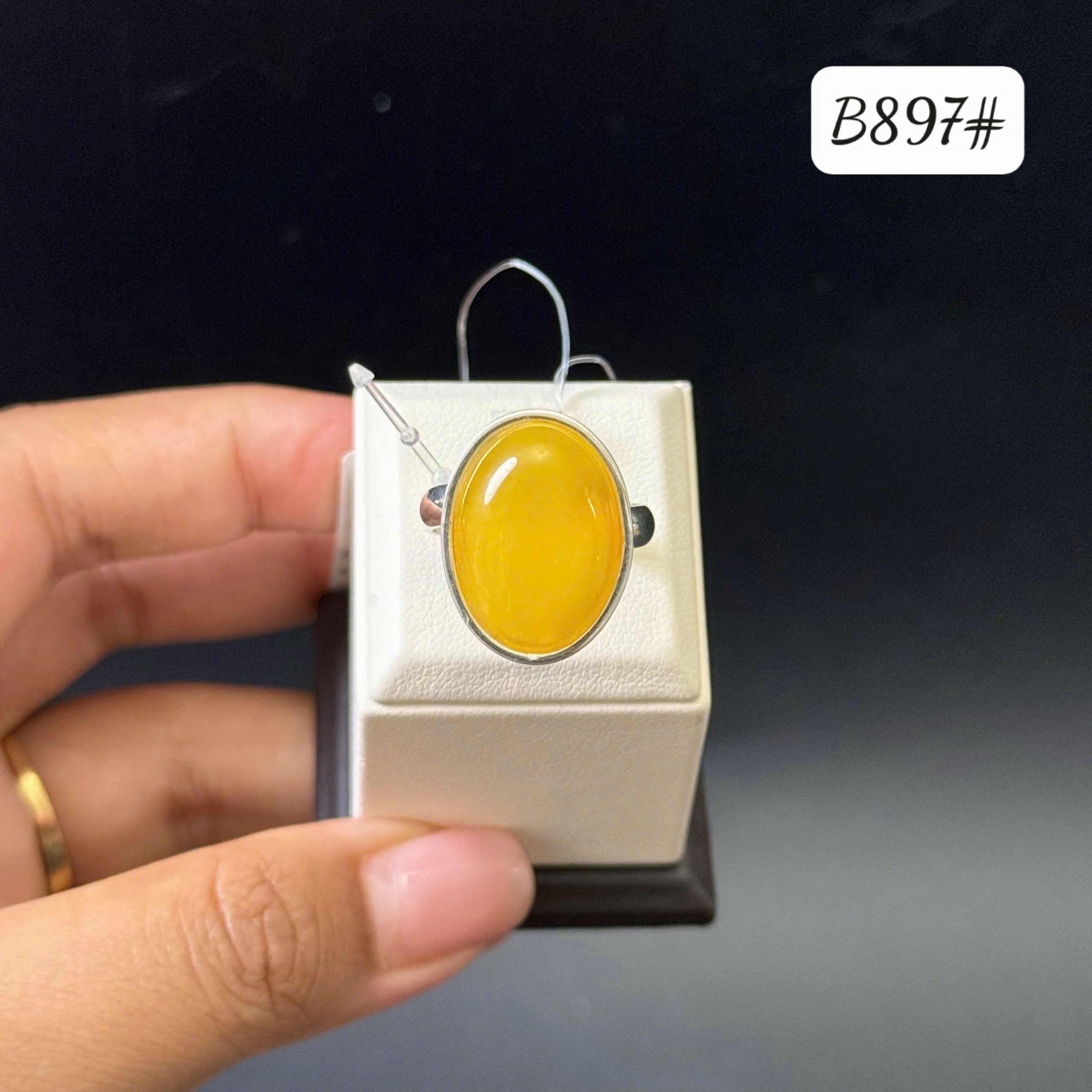 Nhẫn màu mật B897