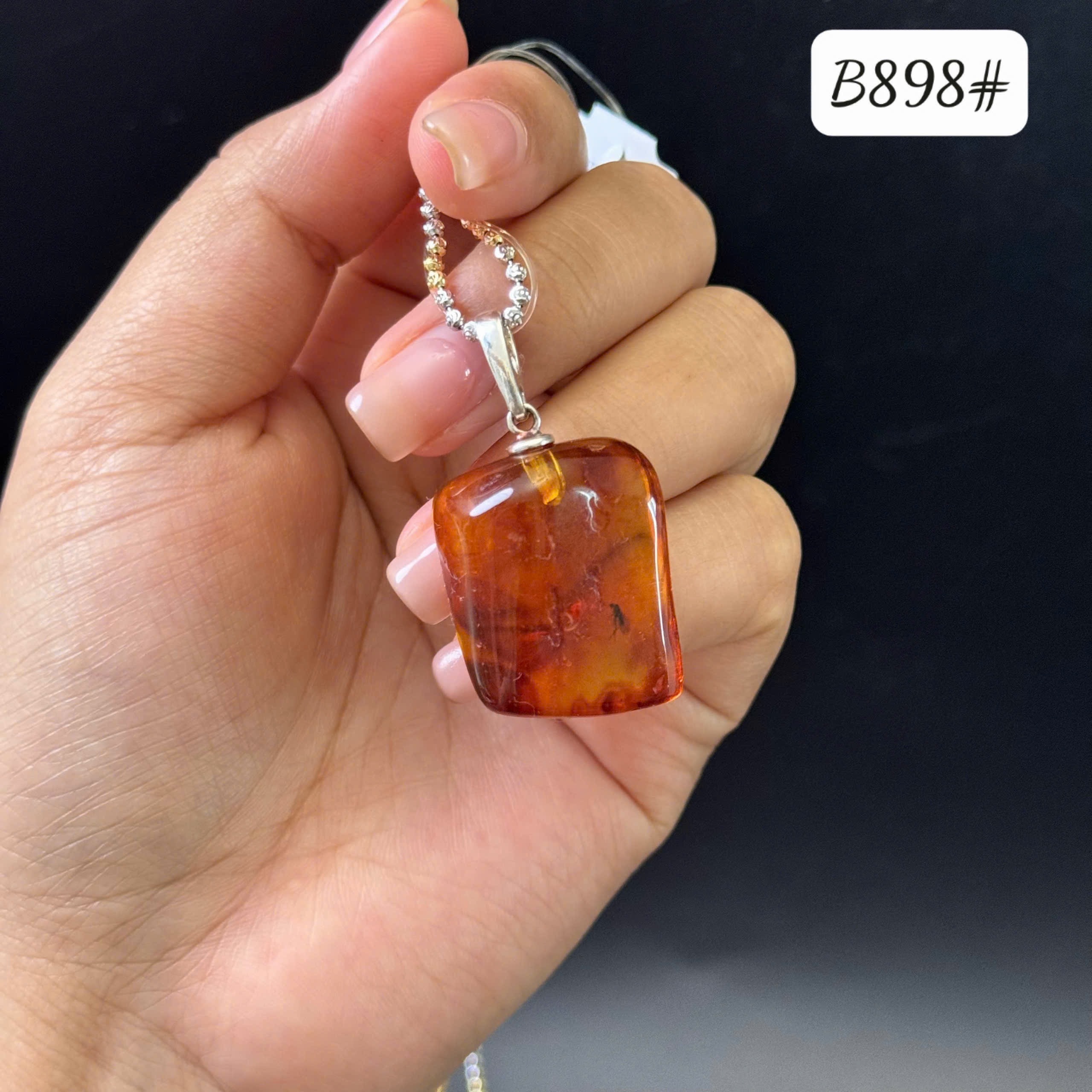 Mặt dây côn trùng dáng vuông B898