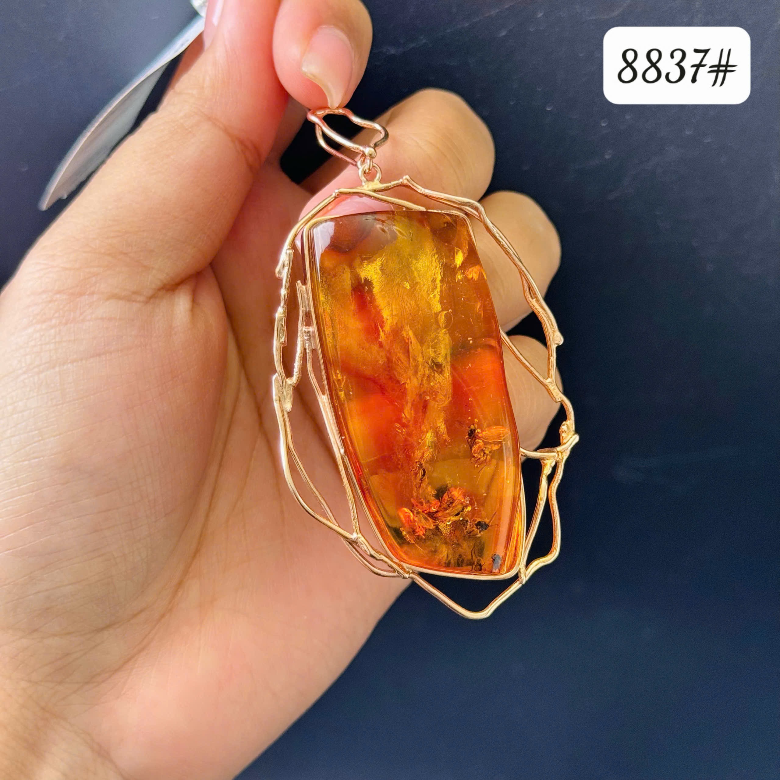Mặt dây côn trùng 8837