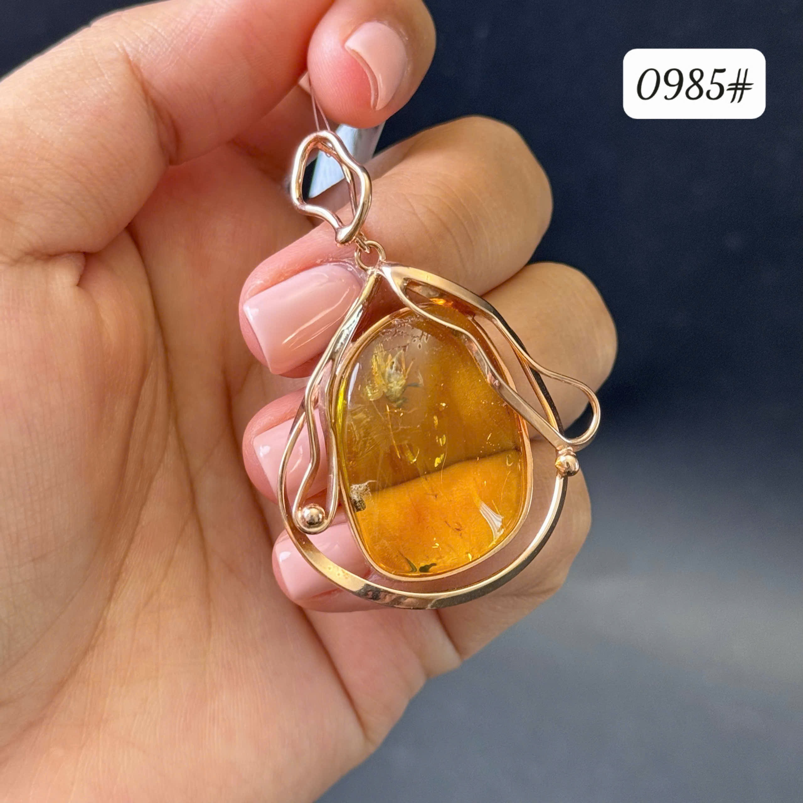 Mặt dây côn trùng 0985