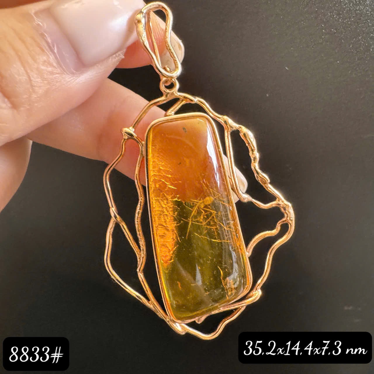Mặt dây côn trùng 8833