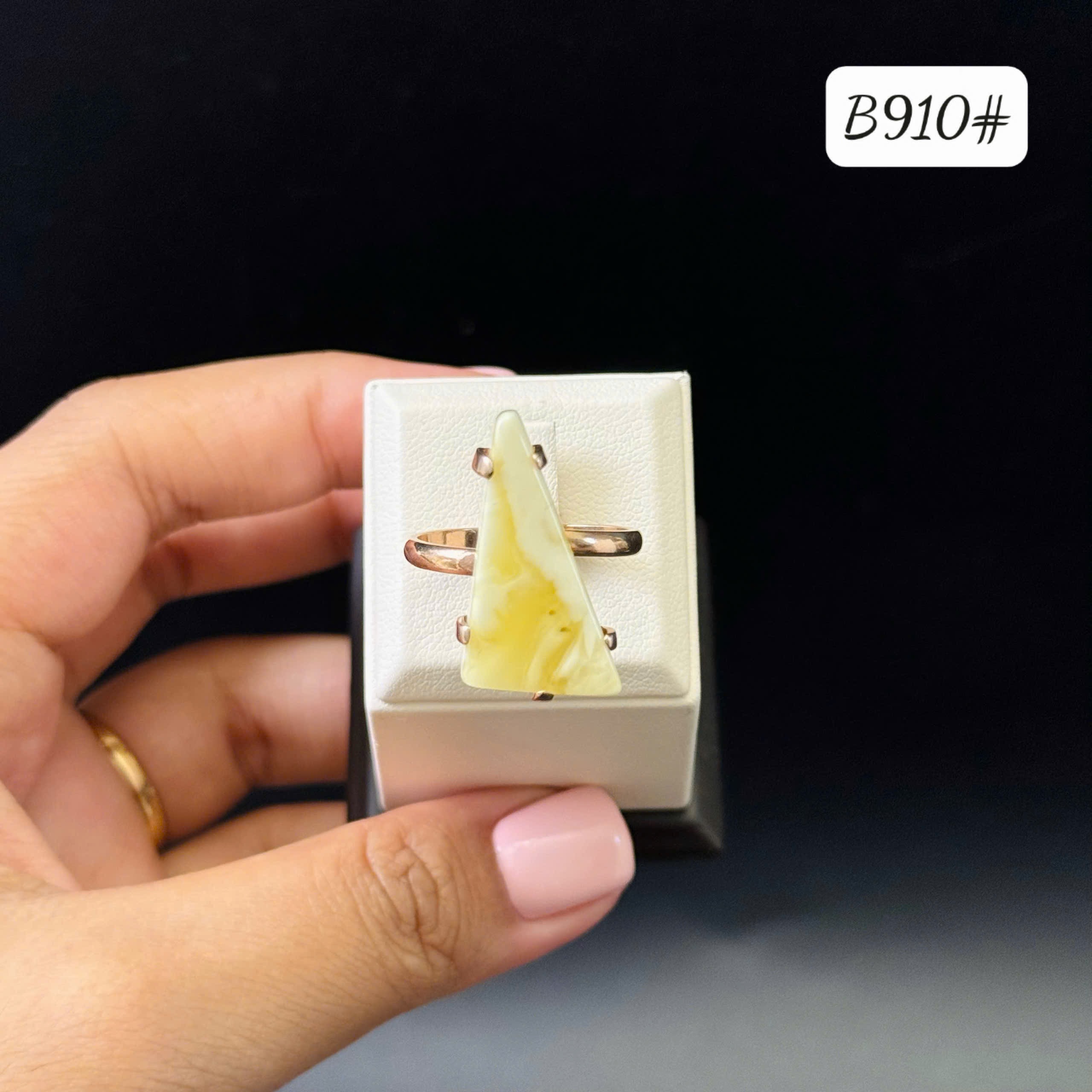 Nhẫn hoàng gia tam giác B910