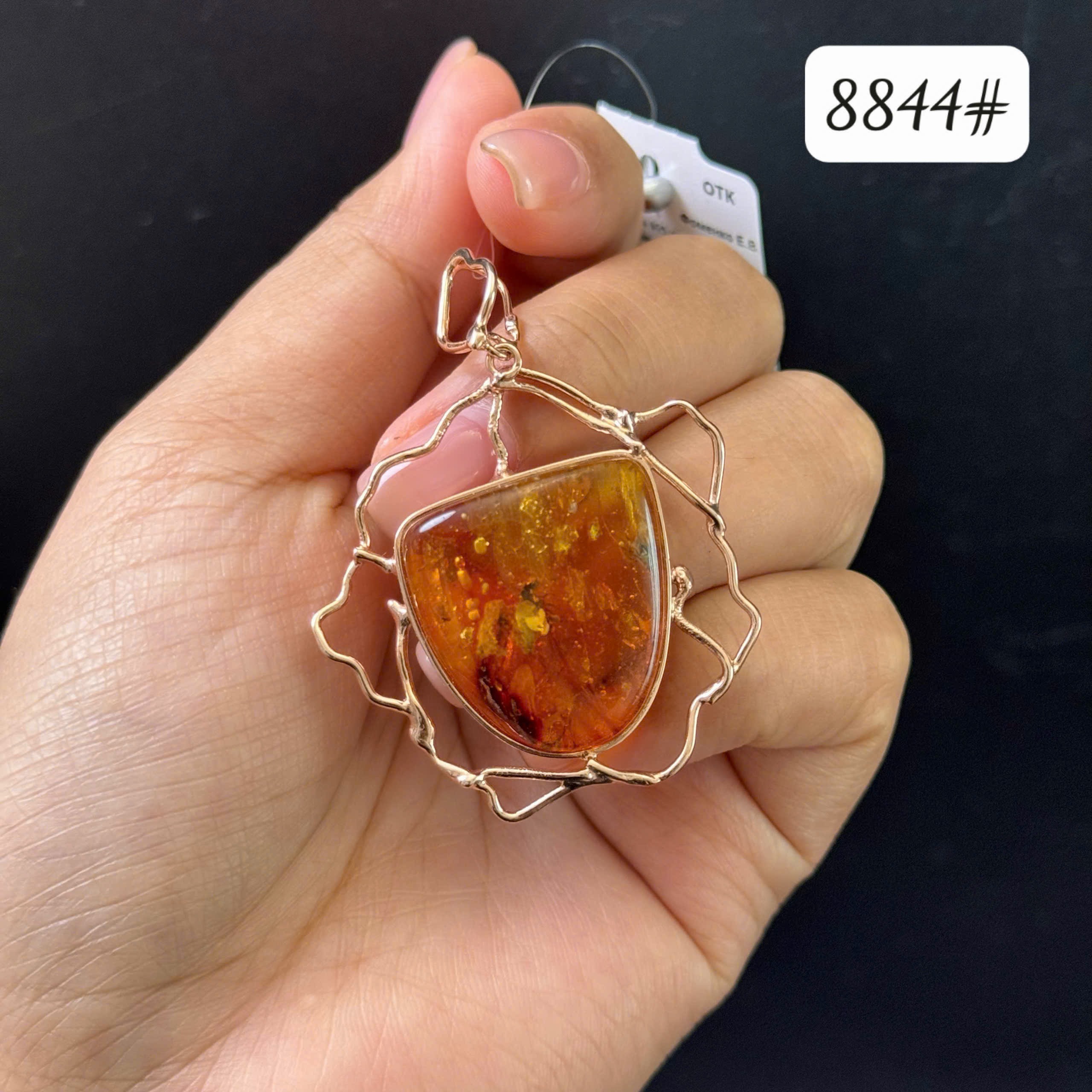 Mặt dây côn trùng 8844
