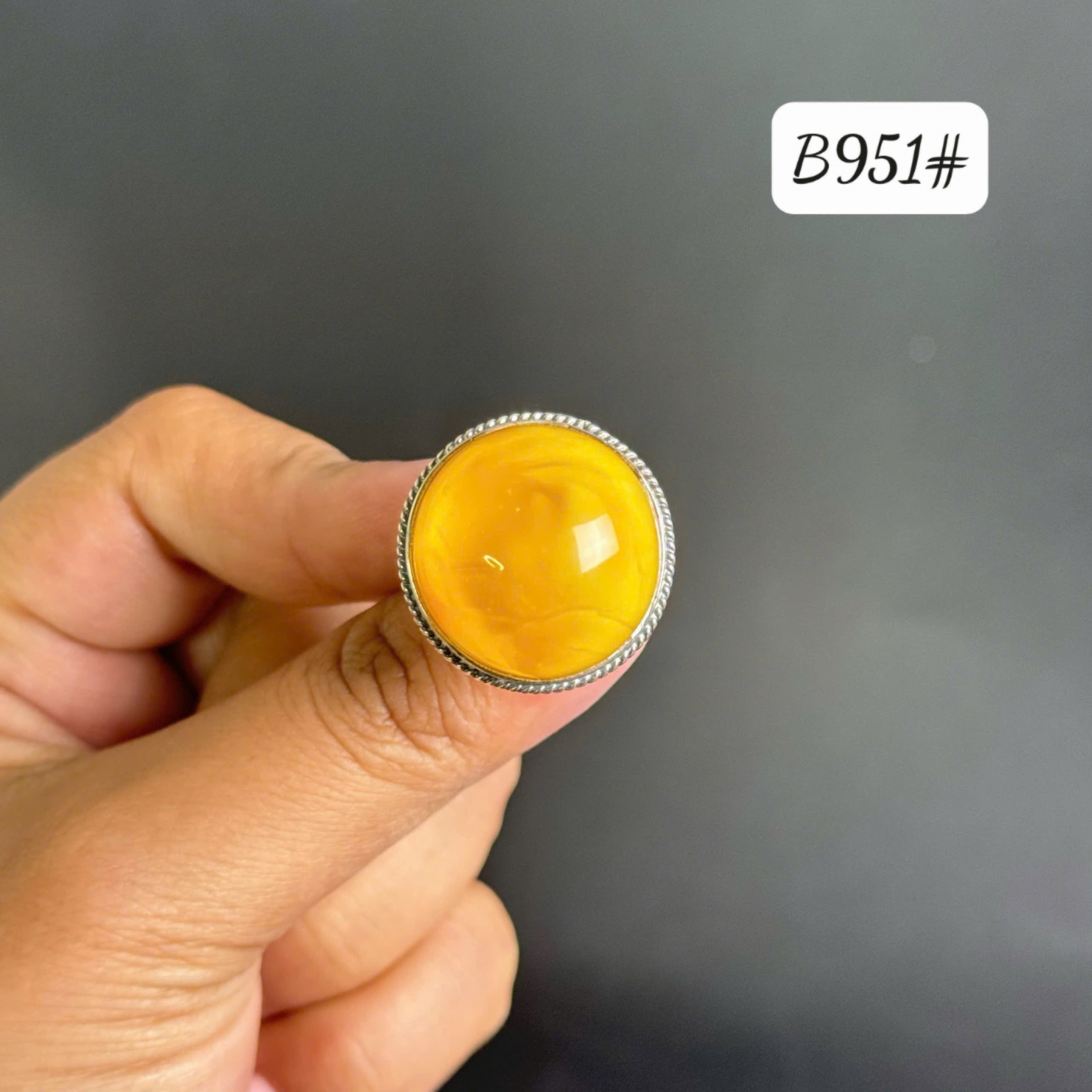 Nhẫn màu vàng mật B951