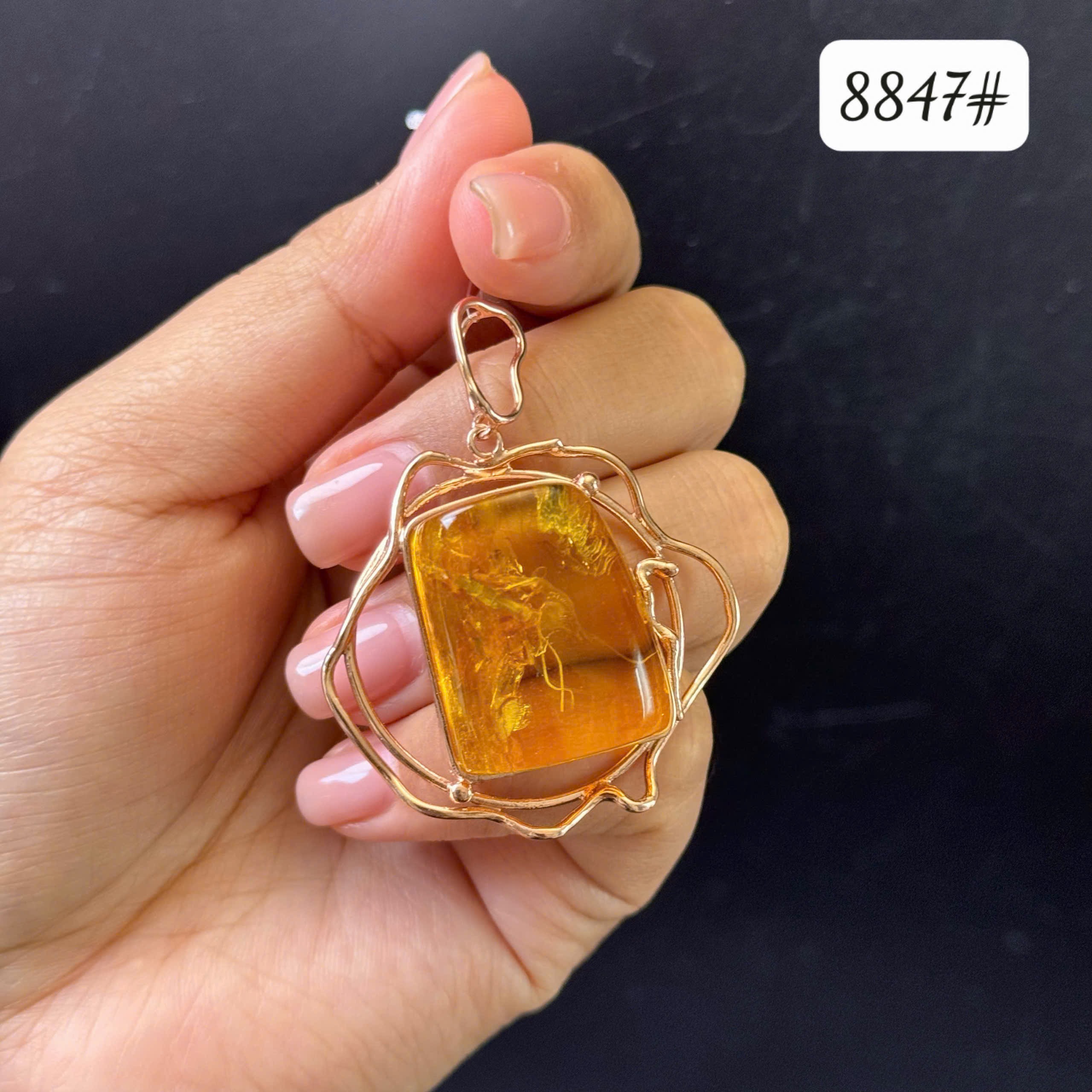Mặt dây côn trùng 8847